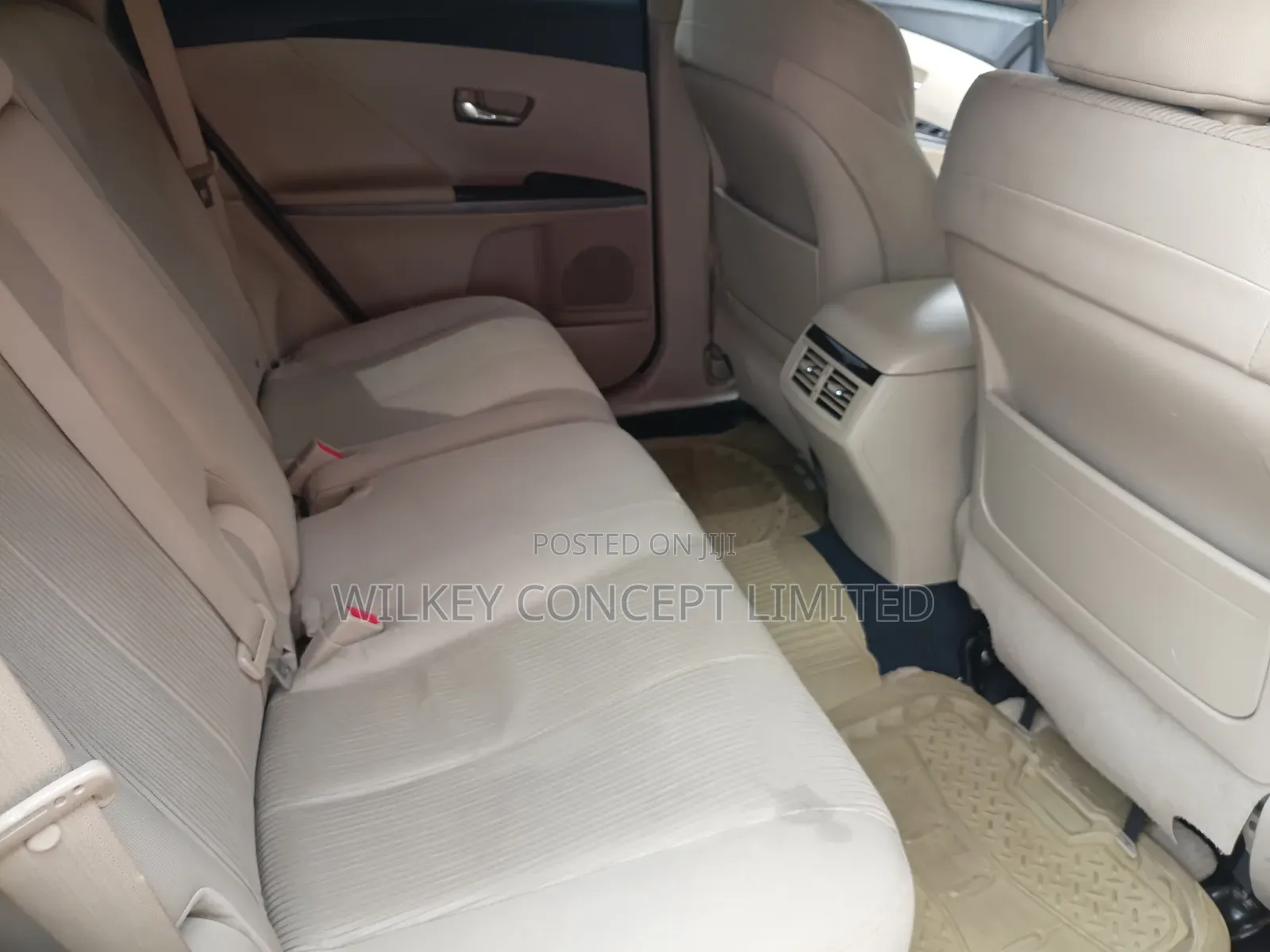 Toyota Venza LE 2010 Gold