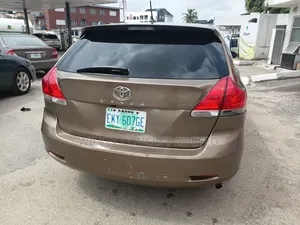 Toyota Venza LE 2010 Gold