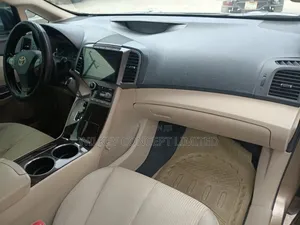Toyota Venza LE 2010 Gold