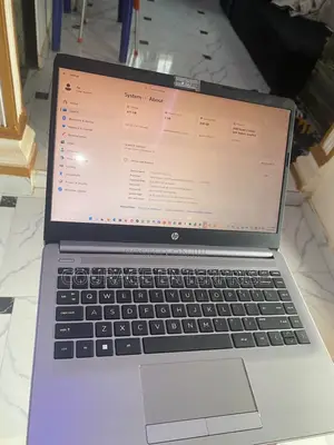 Laptop HP 240 G9 8GB AMD Ryzen 3 SSHD+SSD 500GB