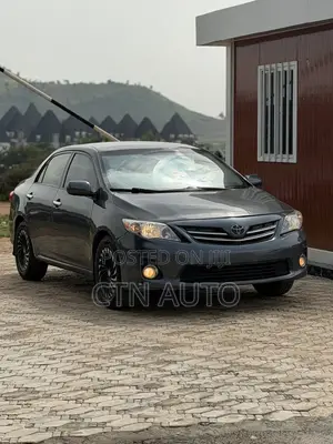 Toyota Corolla LE 4dr Sedan (1.8L 4cyl 4A) 2013 Gray