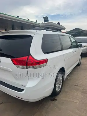 Toyota Sienna XLE 7 Passenger 2011 White