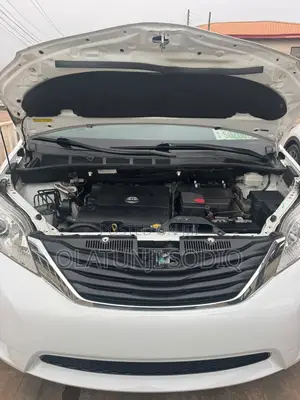 Toyota Sienna XLE 7 Passenger 2011 White