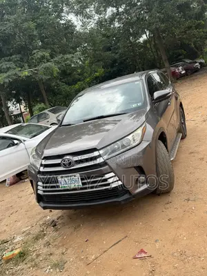 Toyota Highlander LE Plus 4x4 V6 (3.5L 6cyl 8A) 2018 Gray