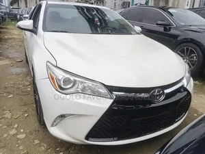 Toyota Camry SE 4dr Sedan (2.5L 4cyl 6A) 2016 White