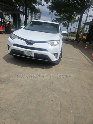Toyota RAV4 XLE 4dr SUV (2.5L 4cyl 6A) 2018 White