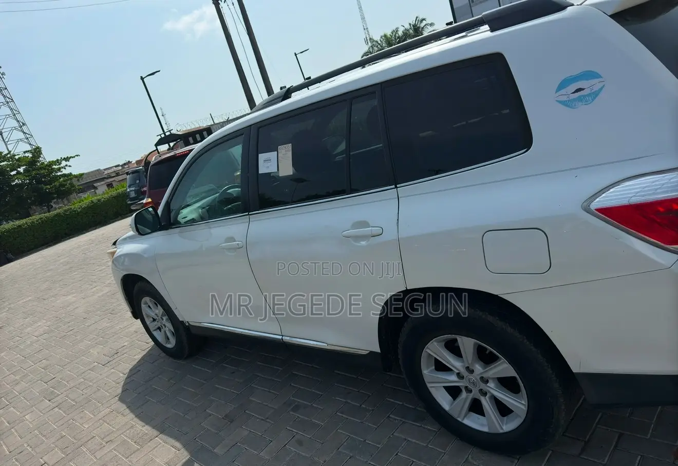 Toyota Highlander SE 2012 White
