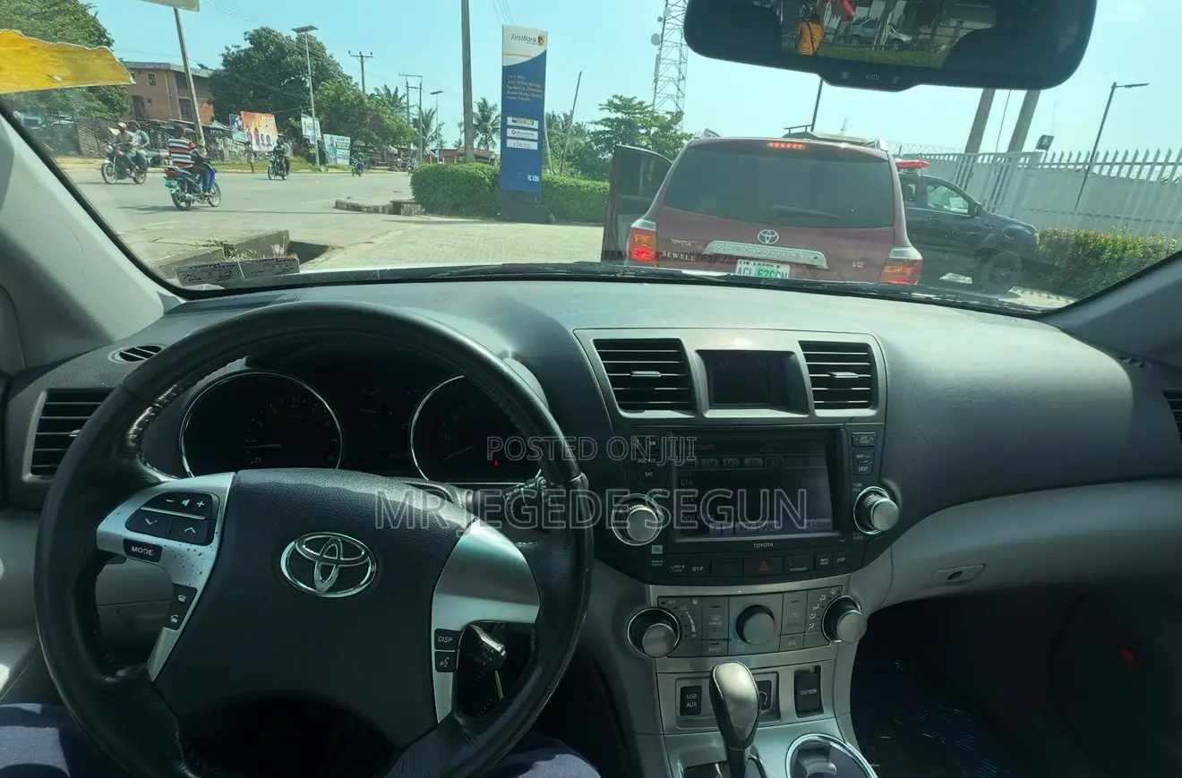 Toyota Highlander SE 2012 White