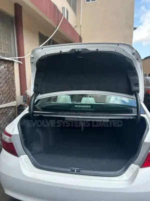 Toyota Camry LE 4dr Sedan (2.5L 4cyl 6A) 2017 White