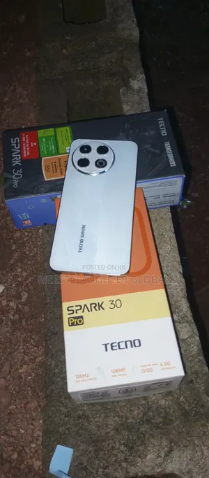 Tecno Spark 30 Pro 128 GB Silver