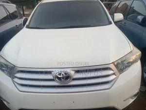 Toyota Highlander SE 2011 Off white