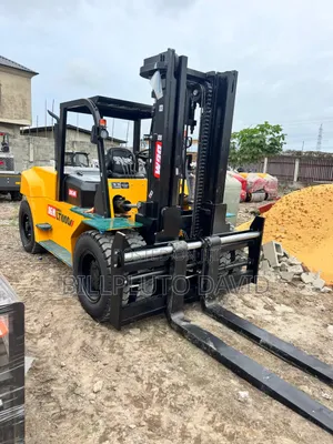 LT1000 Series Heavy-Duty Diesel Forklift Overhead Guard Andsolid Tires