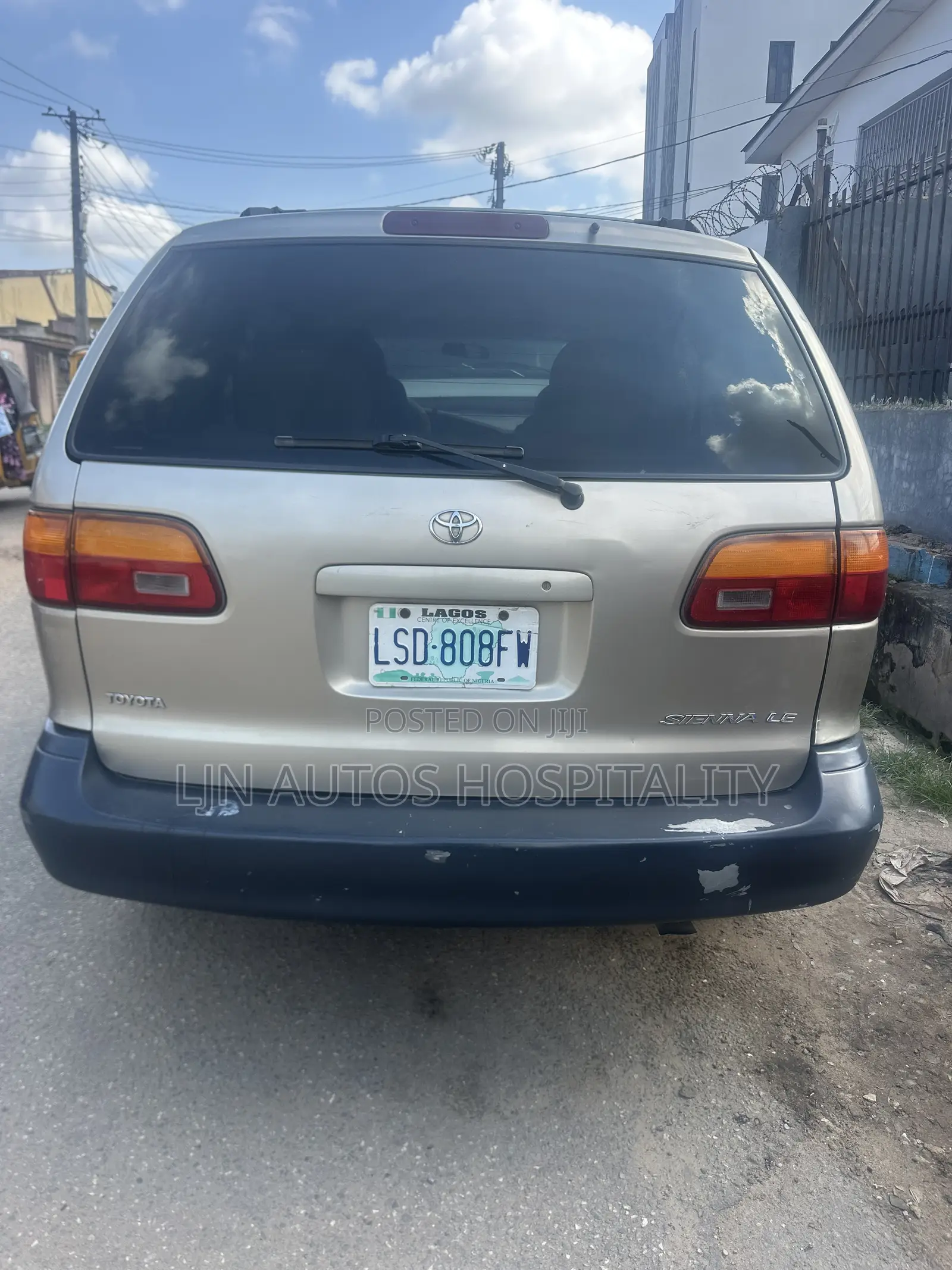 Toyota Sienna LE 4dr 1999 Gold