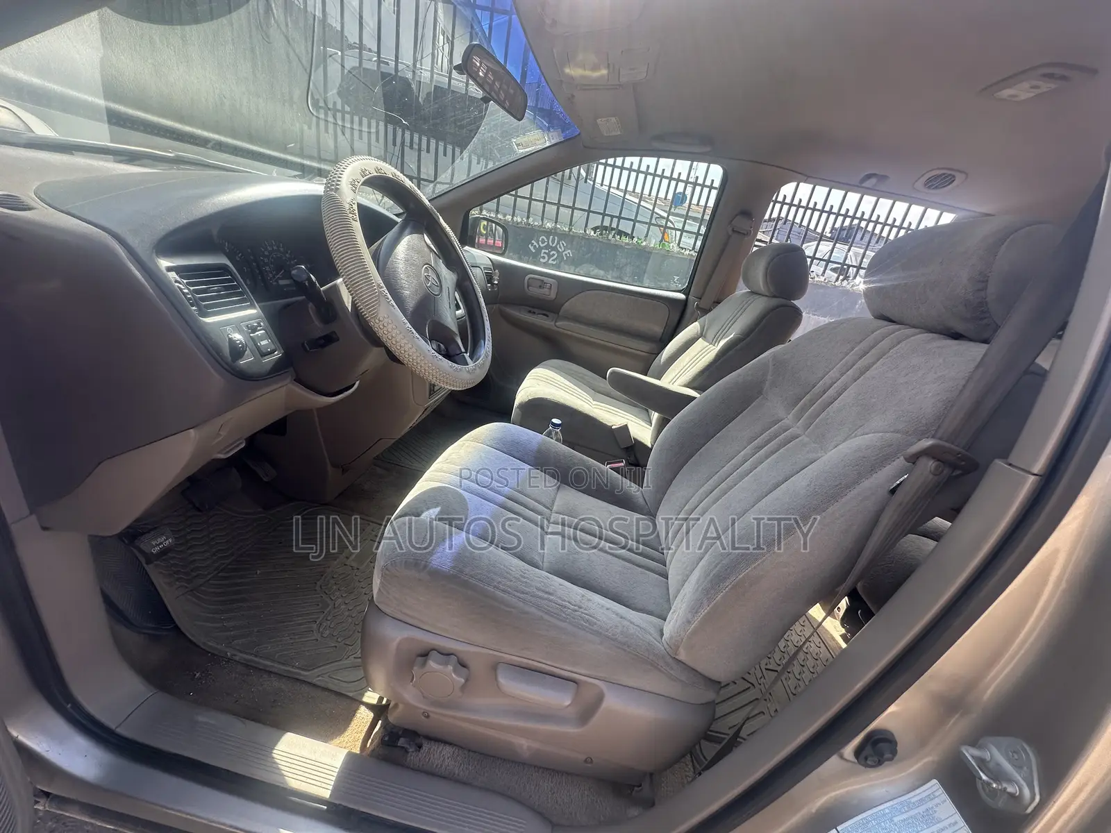 Toyota Sienna LE 4dr 1999 Gold