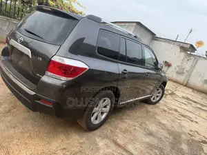 Toyota Highlander SE 2012 Gray