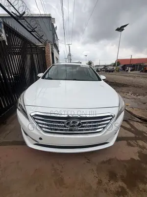 Hyundai Sonata Base Sedan FWD (2.4L 4cyl 6A) 2017 White