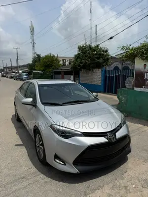 Toyota Corolla XLE (1.8L 4cyl 2A) 2019 Silver