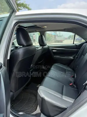Toyota Corolla XLE (1.8L 4cyl 2A) 2019 Silver