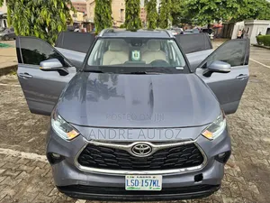 Toyota Highlander XLE 2022 Blue