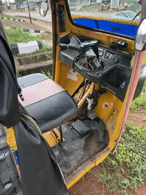 Bus 2007 Yellow