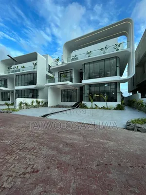 5bdrm Mansion in Osapa London for sale