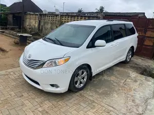 Toyota Sienna LE 7 Passenger Mobility (3.5L 6cyl 8A) 2017 White