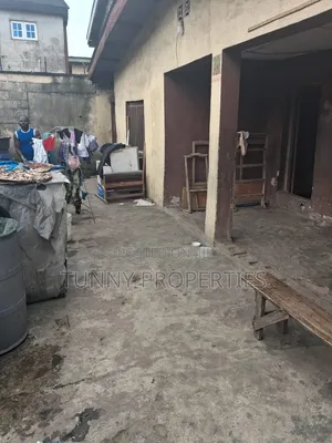 20bdrm House in Dopemu for sale