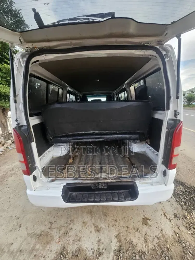 Toyota HiAce 2014 Black