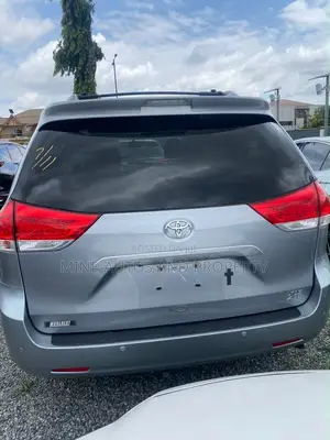 Toyota Sienna XLE 8-Passenger 4dr Minivan (3.5L 6cyl 6A) 2015 Gray