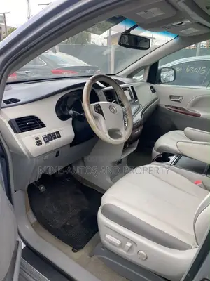 Toyota Sienna XLE 8-Passenger 4dr Minivan (3.5L 6cyl 6A) 2015 Gray