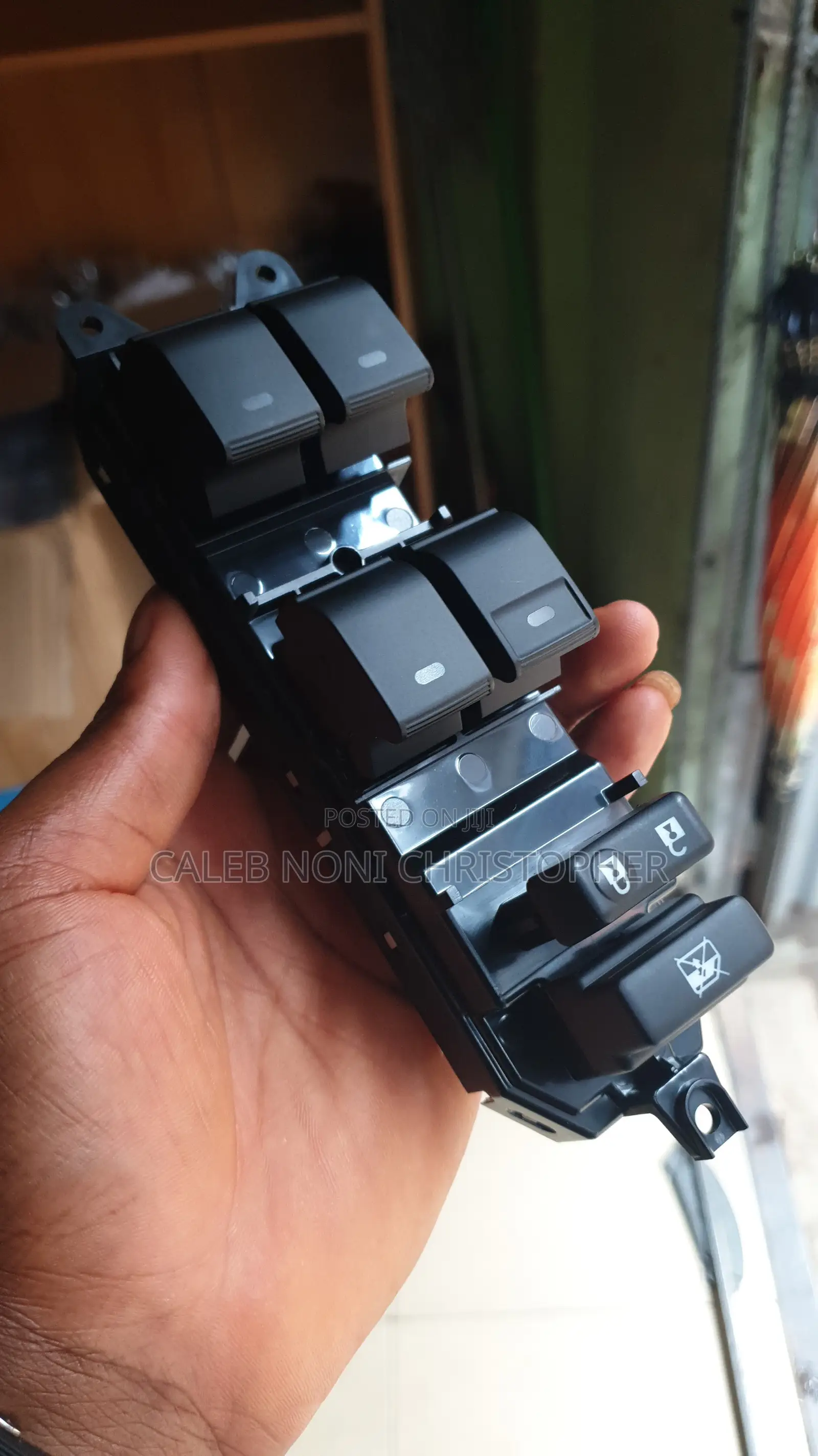 Venza Pressing Button