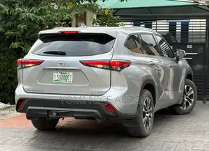 Toyota Highlander 2022 Silver