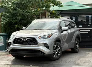 Toyota Highlander 2022 Silver