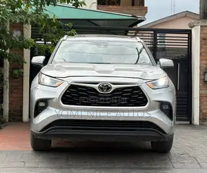 Toyota Highlander 2022 Silver