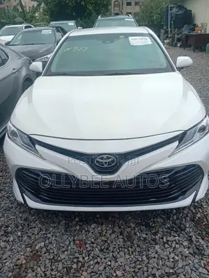 Toyota Camry LE FWD (2.5L 4cyl 8AM) 2018 White