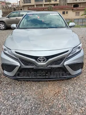 Toyota Camry SE 2021 Silver