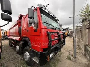 Foreign Used 12 Tyres Howo 371HP Dump Truck With Modern Bucket.