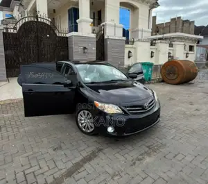 Toyota Corolla LE 4dr Sedan (1.8L 4cyl 4A) 2013 Black