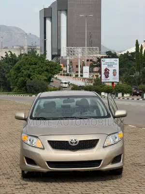 Toyota Corolla LE 4dr Sedan (1.8L 4cyl 4A) 2010 Gold