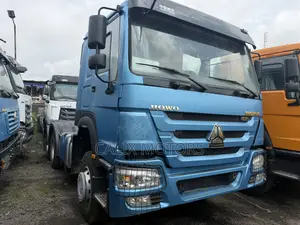 Foreign Used Howo Tractor Head 371HP Truck, Blue Color.