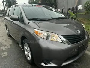 Toyota Sienna LE 8-Passenger 4dr Minivan (3.5L 6cyl 6A) 2014 Gray