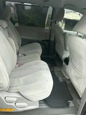 Toyota Sienna LE 8-Passenger 4dr Minivan (3.5L 6cyl 6A) 2014 Gray