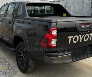 Maunal Retractable Roller Boot Cover & TRD Spoiler Hilux Adventure