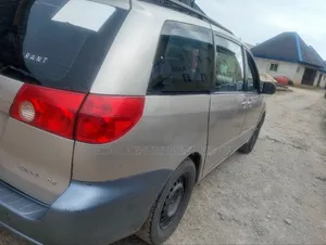 Toyota Sienna XLE 2007 Gold