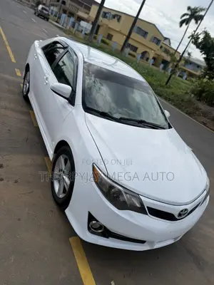 Toyota Camry SE 4dr Sedan (2.5L 4cyl 6A) 2013 White