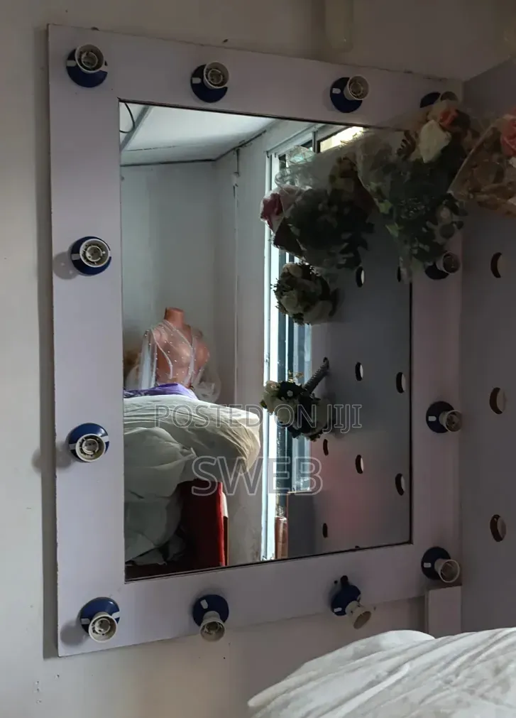 Make Up Mirror With Lamp Holders