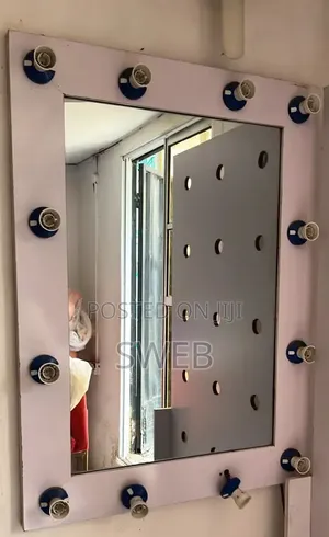 Make Up Mirror With Lamp Holders