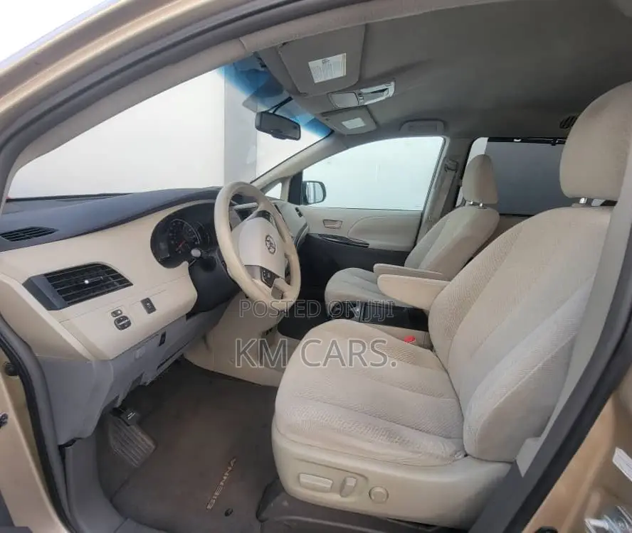 Toyota Sienna 2011 Gold