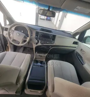 Toyota Sienna 2011 Gold