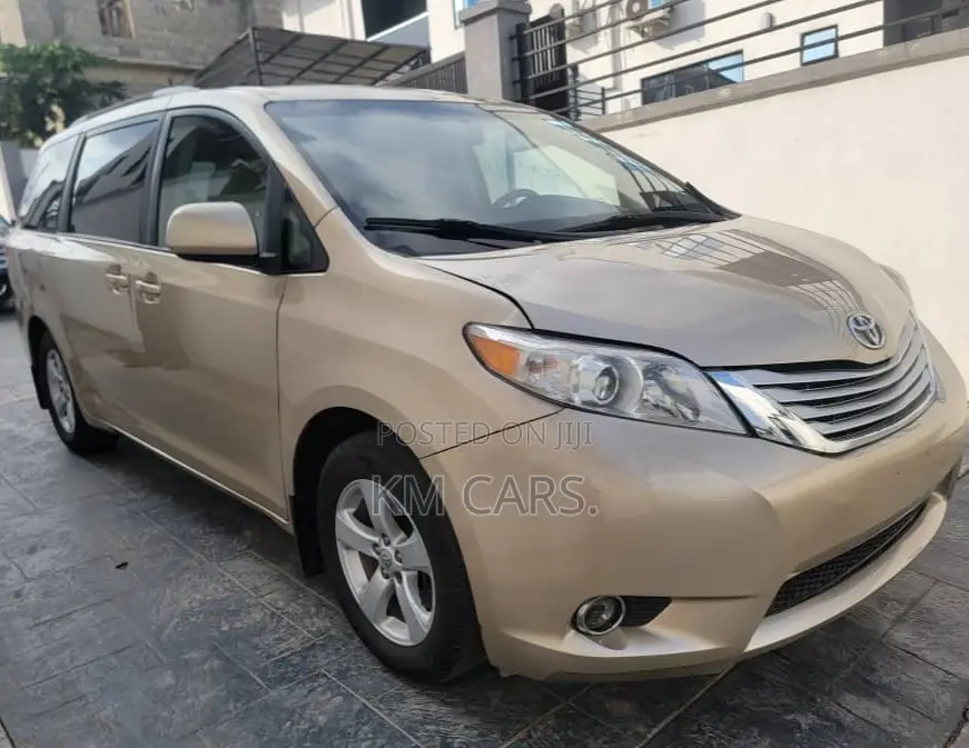 Toyota Sienna 2011 Gold